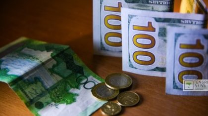 Доллар продают в обменниках по 383 тенге