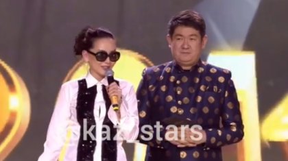 Баян Алагөзова сахнада жылап жіберді