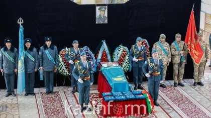 Алматылықтар аты аңызға айналған «Қара майормен» қоштасып жатыр