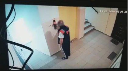 В Алматы мужчина упал в шахту лифта и разбился