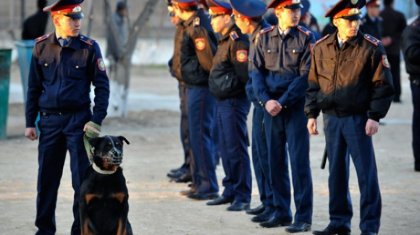 Полицейские задержали людей, пытавшихся сорвать отчетную встречу акима в Алматы