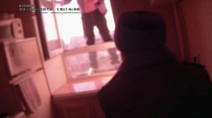 Около часа полицейский в Усть-Каменогорске уговаривал мужчину не прыгать из окна многоэтажки