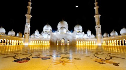 Назарбаев посетил мечеть шейха Заида