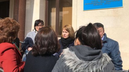 Судья өзіне қарсы шыққан журналисті сот залынан шығарып жіберді