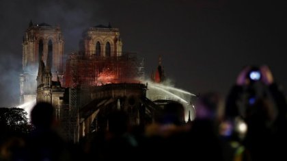 Париж Құдай ана шіркеуіндегі өрт сөндірілді
