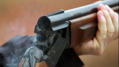 «Бір адам қайтыс болды»: Ақтөбе облысында жас жігіт мылтықпен үш адамды атты