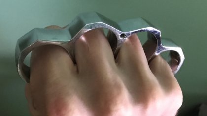 «Кастетпен маңдай тұсынан ұрған»: Алматыда белгілі психологты екі адам сабап тастады