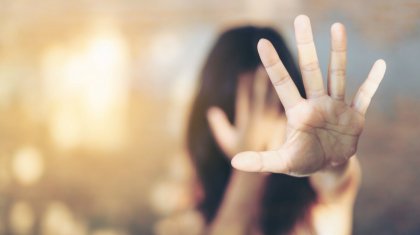 Ойыннан жеңіліп қалған ер адам әйелін достарының астына салып берді