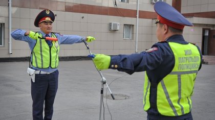508 жезл бар: павлодарлық полицейлер қоймада шаң басқан «қызыл таяқтарын» қолға ала бастады
