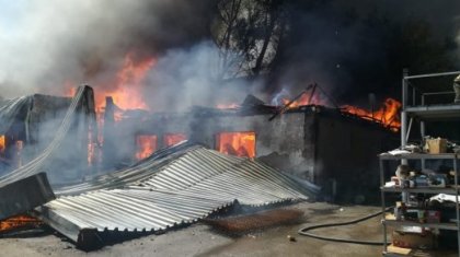 Алматыдағы өртенген жиһаз цехінен әйел адамның өлі денесі табылды