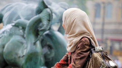 Мұсылман қыздан әуе компаниясының қызметкерлері орамалын шешуді талап еткен