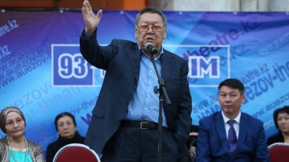 «Анау қараңғыда жүрген нашақорлар»: Есмұхан Обаев режиссерлардың кереғар әрекеттерін сынады