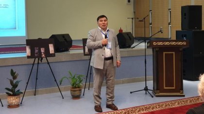 «Абай Құнанбаев деп айту қате»: Омар Жалел ұлы ақынның атынан «шикілік тапты»