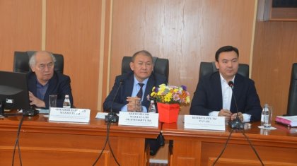 100 жаңа оқулық аясында көрме өтті