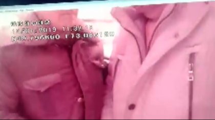 7 жастағы қызға тиіскен еркектің ұсталу сәтінен ВИДЕО тарады