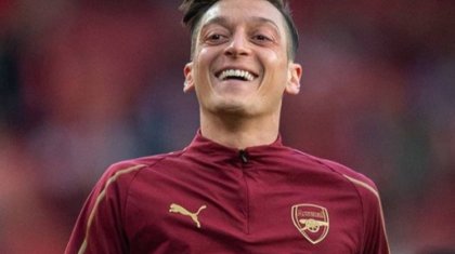 Месут Озил келіншегі Амине Гульшемен бірге 219 баланың операциясына көмектесті