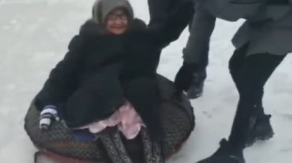 Павлодарда 85 жастағы әже төбешіктен сырғанап келеді (ВИДЕО)