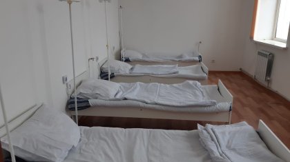 «Түн ішінде қиын екен»: Доссор кентінің тұрғындары ауруханаға өздерімен бірге пеш алып баруға мәжбүр