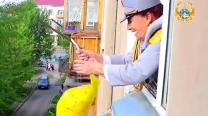 Карантиндегі құттықтау: Өскемен шенділері майдангерлерге гүлді дронмен жеткізді (ВИДЕО)