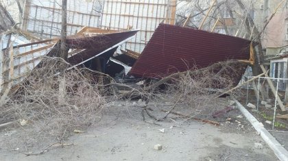 Қарағанды облысында қатты жел бірнеше ғимараттың шатырын ұшырды