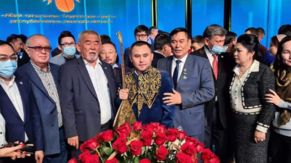 Айтыскер ақын Мұхтар Ниязов «Алтын домбыра» иегері атанды