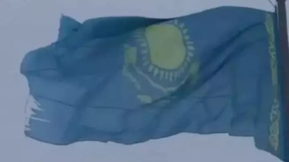 «Масқара!»: Оралдағы тұңғыш президент алаңында ілініп тұрған ту жыртылып қалған