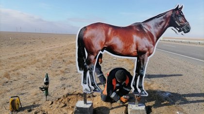 Трассаларға төрт түліктің макеттері орнатылып жатыр