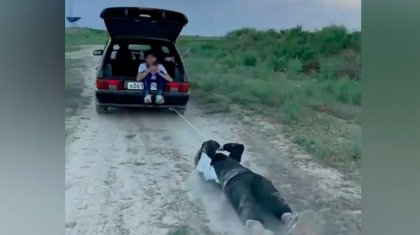 Түркістан тұрғыны көлікпен досын сүйреген (ВИДЕО)