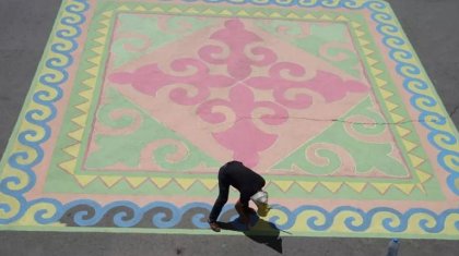 Шымкенттегі алаңға қошқар мүйізді текеметтің суреті салынды