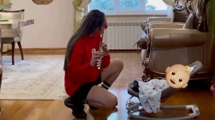 Баласын сыбызғы арқылы жұбатқан Айжұлдыз Адайбекова көпшілікті тәнті етті (ВИДЕО)