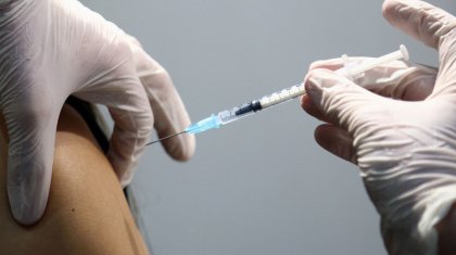 Германияда мыңдаған адамға вакцина орнына тұзды ерітінді салған медбике ұсталды