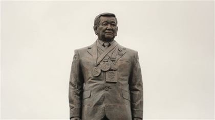 «Қылқынған галстук таққан «Жақаң» еш ұнамады»: Журналист Жақсылық Үшкемпіровтың ескерткішін сынап тастады