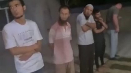 «Үшеуің сәләфсіңдер»: Желіде имамға бағынбаған сақалдылар туралы ВИДЕО тарады