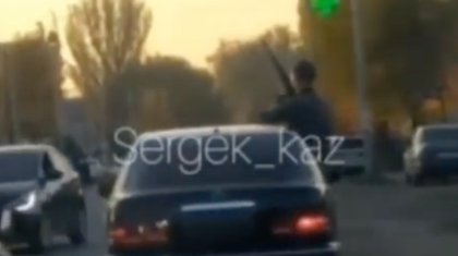 От шашу орнына оқ атқан: желіде жұртты шулатқан кортеждің ВИДЕОСЫ тарады