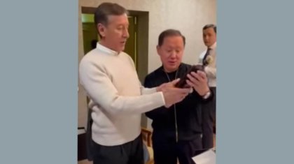 «Мұның бәрі халықтың ақшасы»: Нығматулин Болат Әбіловке атаулы «коньяк» сыйға тартты (ВИДЕО)