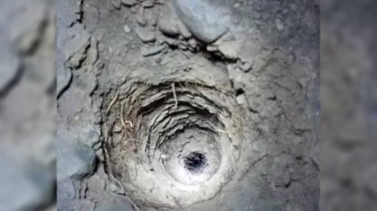 «Метеорит болуы мүмкін»: Шығыс Қазақстанда үйдің ауласына белгісіз зат құлап, терең шұңқыр пайда болған