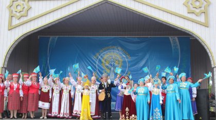 Управляющий домом дружбы. Дом дружбы Павлодар. Дом дружбы. Дом дружбы концерт. Город Дружба Казахстан.