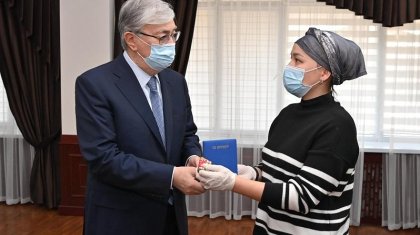 Президент Алматыда қаза тапқан полицейлер мен әскери қызметшілердің туған-туыстарымен кездесті