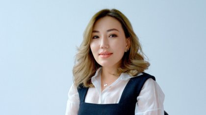 Гламур өмір: Жаңа қызметке келген шенеунік 2 млн теңгенің сөмкесін ұстайтын болып шықты