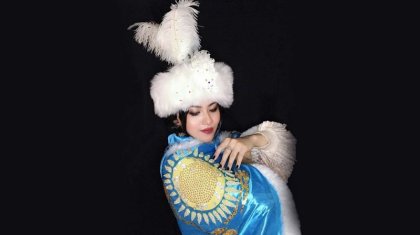 Димаштың өнеріне тәнті болған индонезиялық қыз қазақтың ұлттық киімін тікті