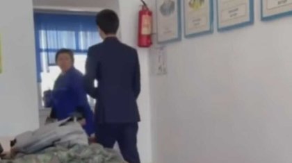 Мектеп оқушысы еден жуушы әйелге ауыр сөздер айтқан (ВИДЕО)