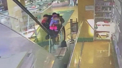 Оралда анасы эскалатордан құлатып алған сәби көз жұмды