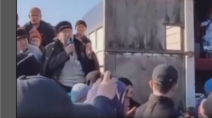 «Долбо*б баладан, көтенбас келіннен сақтасын!»: Қарияның батасы елдің ашуын туғызды (ВИДЕО)