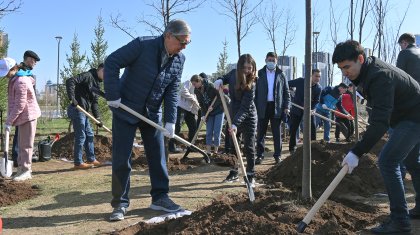 Тоқаев Ботаникалық бақта көшет отырғызды