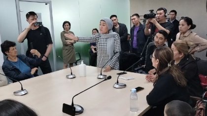 «Уәде еткен үйді бермесеңдер, өртенем...» – елордада мәдениет қызметкерлері наразылық акциясын ұйымдастырды