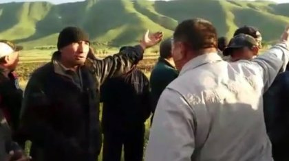 «Қазақтарды ауылға кіргізбейміз!» деп тепсінген түркістандық өзбек кешірім сұрады
