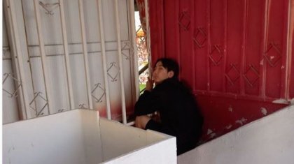 Стадионға кіре алмай, «Ақтөбе» - «Астана» матчын тесіктен сығалап тамашалаған жігітке іздеу жарияланды