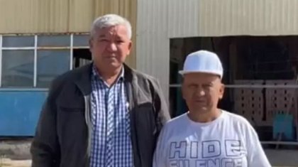 «Аққуым менің, қайдасың?» әнімен танылған Ералхан Әбішев ауылдағы қыш зауытында жұмыс істеп жүр