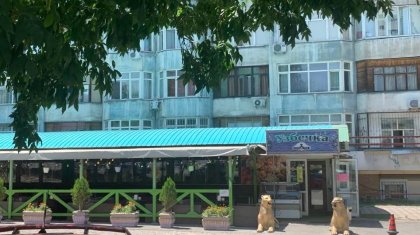 «Керек болса қазақша сөйлейтін жерге барыңыз»: Алматыдағы кафелердің бірі белгілі экономистке қызмет көрсетпей қойған