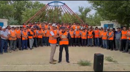 «Біз қатты қажыдық»: Бейнеуде жалақыны көтеруді талап еткен теміржолшылар ереуілге шықты